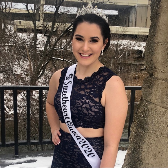 Meet your Posher, Evelyn - Picture 3 of 3